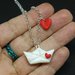 Collana con barca origami, in fimo, personalizzata con l'iniziale del nome su un cuore, regalo san valentino, regalo appassionata di origami