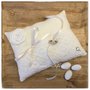Cuscino per fedi in lino bianco avorio con pizzo vintage e rosellina di lino