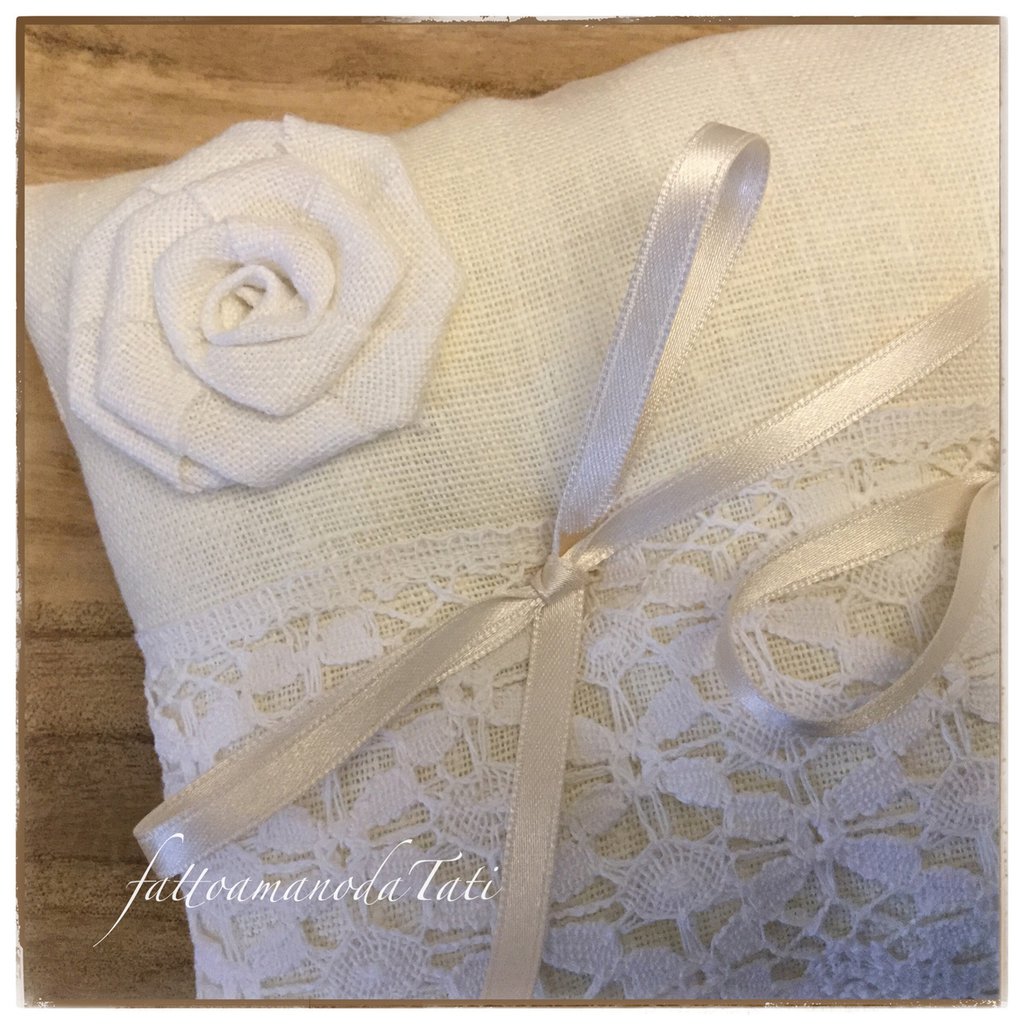 Cuscino Per Fedi Nuziali In Pizzo Avorio - 20x20cm Con Dettaglio Floreale