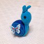 Lumaca azzurra e blu amigurumi fatta a a mano all'uncinetto con calamita