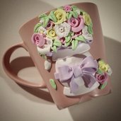 Tazza con decorazione vaso floreale con fiocco lilla in fimo