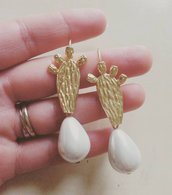 orecchini fichi d'india ottone oro sicilia siciliani eleganti tradizionali perle di fiume scaramazze barocche bianche
