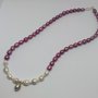 Collana girocollo con perle di fiume bianche e rosa.