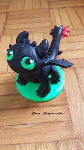 Cake topper bambino drago in fimo, Sdentato di Dragon Trainer, miniature, statuette draghi, regalo drago, regalo compleanno