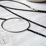 Collana lunga di pietre di spinello nero, fatta a mano con materiali di qualità. Idea regalo collana donna