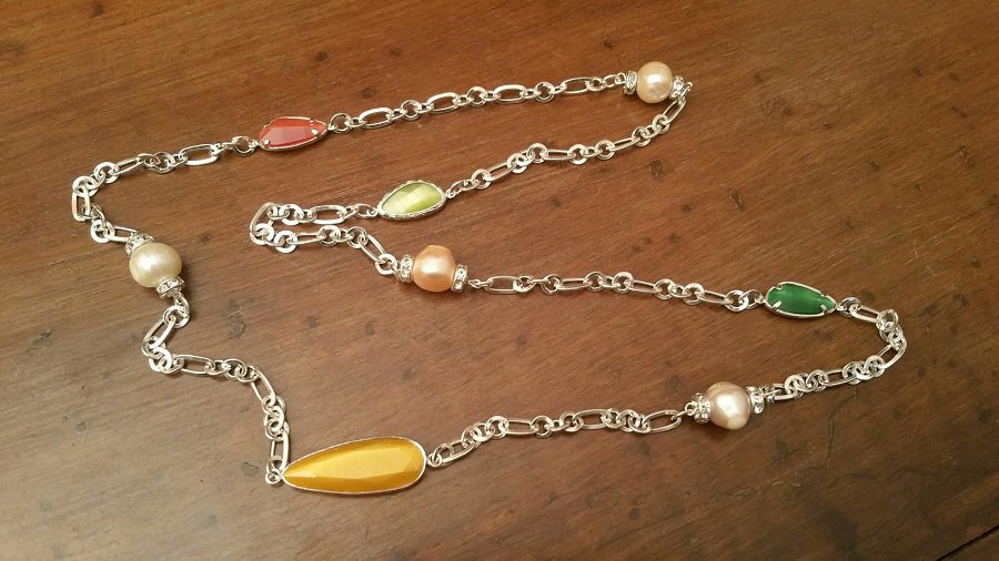 Collana lunga a tre giri con perle, cristalli e pietre di luna. - G