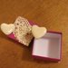 Scatolina decorata con il cuore di pizzo e con dentro due pomelli fatti a cuore in ceramica beige