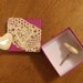 Scatolina decorata con il cuore di pizzo e con dentro due pomelli fatti a cuore in ceramica beige