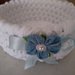 Un accessorio per il bebè-Cestino realizzato a uncinetto con fettuccia bianca e decorato con fiorellino celeste  perla e fiocco di raso