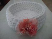 Un grazioso accessorio per il bebè-Un cestino bianco realizzato ad uncinetto in lycra con fiore con varie sfumature di colori rosa