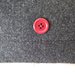 Portafoglio da uomo in feltro antracite e bottone bordeaux-oggetto utile da regalare per la festa del papà 