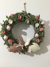 Ghirlanda fuoriporta con rose e coniglietti.