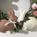 Ghirlanda fuoriporta con rose e coniglietti.
