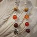 Orecchini pendenti fatti a mano con  pietre dure multicolore e fiore in antico argento tibetano, orecchini in diaspro tonalità 'arancione e charms in argento antico 