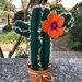 Vaso di terracotta con cactus grande di feltro e fiore arancione
