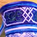 Boccale per birra di ceramica decorata a mano con motivi blu su fondo bianco
