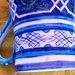 Boccale per birra di ceramica decorata a mano con motivi blu su fondo bianco