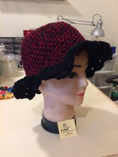 Cappello bordeaux e nero a falda larga, in lana