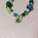Braccialetto elastico in perle verdi con ciondoli fiore e foglia fatto a mano