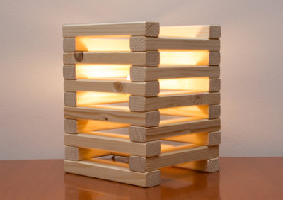 Lampada in legno da tavolo, fatta a mano, con listelli di abete e rifinita a cera! Lampada in legno da tavolo, fatta a mano, con listelli di abete e rifinita a cera!