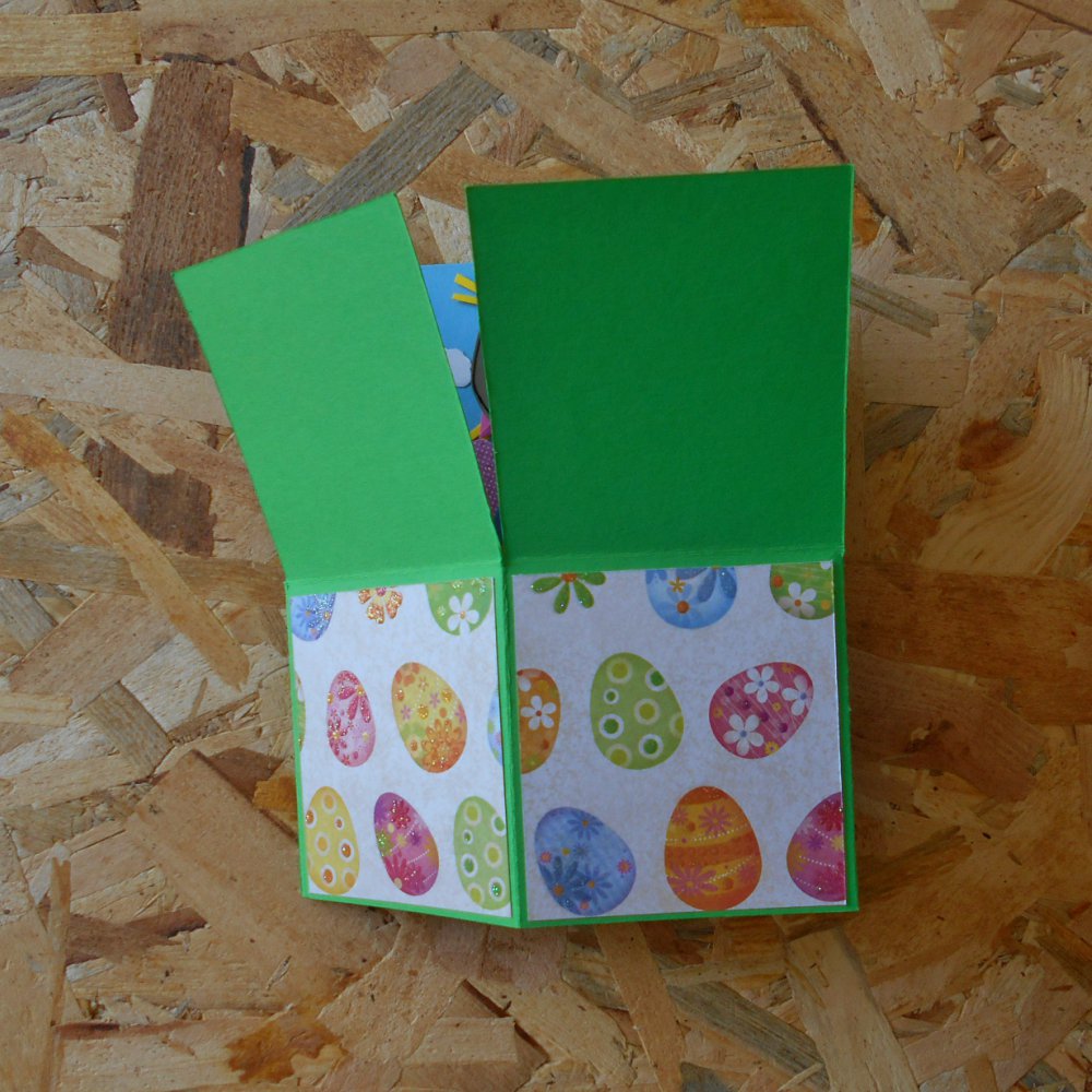 Biglietto Di Auguri Di Pasqua Coniglietto E Cestino Con Uova Su Sfondo Blu Carta Di Pasqua Con Spazio Per La Copia Del Testo 2j2aent