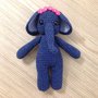 Elefante blu amigurumi fatto a mano all'uncinetto con corona di fiori