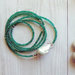 Collana artigianale lunga e sottile realizzata con pietre di Onice verde, verde smeraldo e di lato una perla d'acqua dolce bianca Barocca. Fatto a mano. Spedizione gratuita