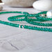 Collana artigianale lunga e sottile realizzata con pietre di Onice verde, verde smeraldo e di lato una perla d'acqua dolce bianca Barocca. Fatto a mano. Spedizione gratuita