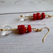 Orecchini dorati pendenti in corallo rosso e cristallo di rocca (quarzo ialino), fatti a mano e Made in Italy. Speciale orecchini estate.