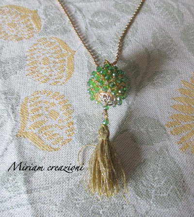 Collana con pallina ricoperta con cristalli bicono verdi Collana con pallina ricoperta con cristalli bicono verdi