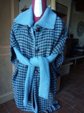 Mantella in tessuto di lana con coprispalle in lana misto caschmere