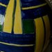 2° esemplare di base a palla per abajour di ceramica con motivo scozzese blu e giallo