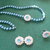 Parure di orecchini, collana e anello in perle e decorazioni in raso
