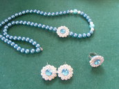 Parure di orecchini, collana e anello in perle e decorazioni in raso