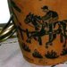Lampada da tavolo di ceramica rossa, monocottura lucidata a cera con motivi neri di cavalli