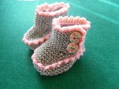 Scarpine neonata a maglia con bottoni in legno