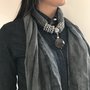 foulard gioiello grigio con gioiello in pietra fredda