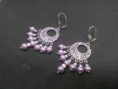 Orecchini pendenti  chandelier con perle lilla. 