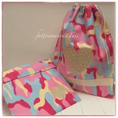 Sacchetto asilo in cotone camouflage rosa,beige ed azzurro con cuore applicato e busta coordinata
