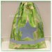 Sacchetto asilo in cotone camouflage verde con stella azzurra applicata e busta coordinata