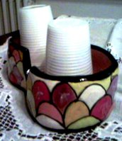 Porta bicchieri basso di ceramica per 2 colonne di bicchieri di plastica da tavolo o da giardino