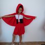 Costume - un cappello rosso, un completo da bambino, un completo - una gonna di elastico, una blusa elastica, una cintura corsetto e un mantello di cotone.