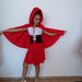 Costume - un cappello rosso, un completo da bambino, un completo - una gonna di elastico, una blusa elastica, una cintura corsetto e un mantello di cotone.