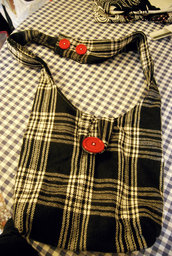 Borsa nera e bianca in tweed, con bottoni rossi