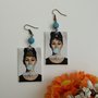 Orecchini di carta pendenti Haudrey Hepburn con perla di pietra dura azzurra
