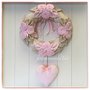 Fiocco nascita con 12 rose con foglioline in cotone rosa e beige e un cuore rosa ornato con pizzo