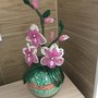 Orchidea rosa e bianca fatta a mano con le perline