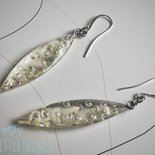 Delicati orecchini pendenti a coda di sirena dell'oceano per donne e ragazze in argento sterling 925 con paillettes acriliche a coda di pesce lungo curva linea a filo ondulato orecchino retrò