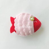 Un pesce rosso con dettagli rosa come calamita, un gadget per il tuo compleanno marino: la sirenetta Ariel,  il pesciolino Nemo e Dory saranno in ottima compagnia!