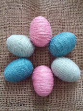 Uova decorative in corda colorata